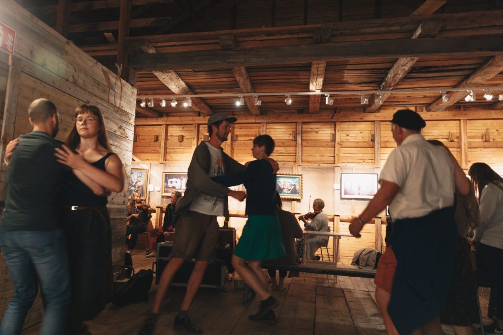 Par som dansar folkdans på en gammal loge