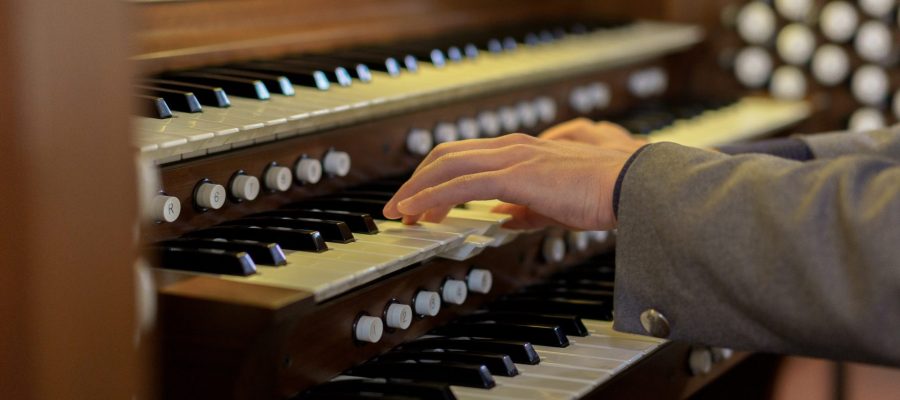 Ett par händer som spelar på en orgel