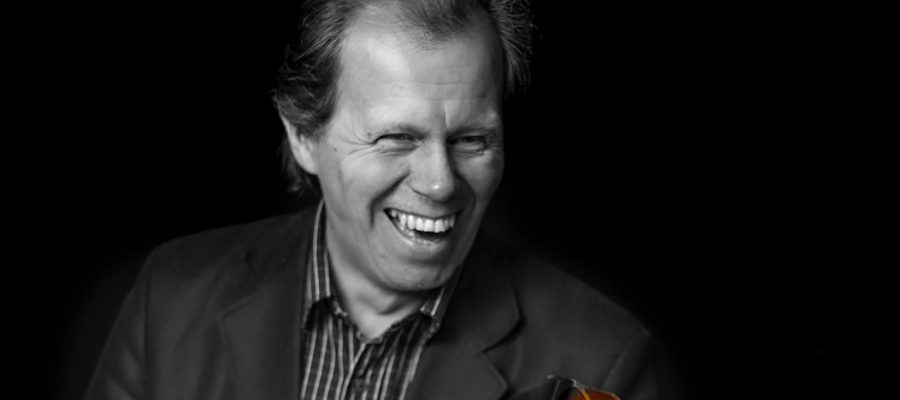 leende man i svartvitt, Tomas Andersson, med fiol