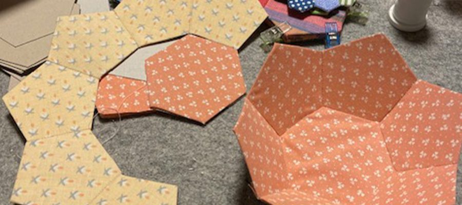 Sexkantiga textillappar som fästs tillsammans.